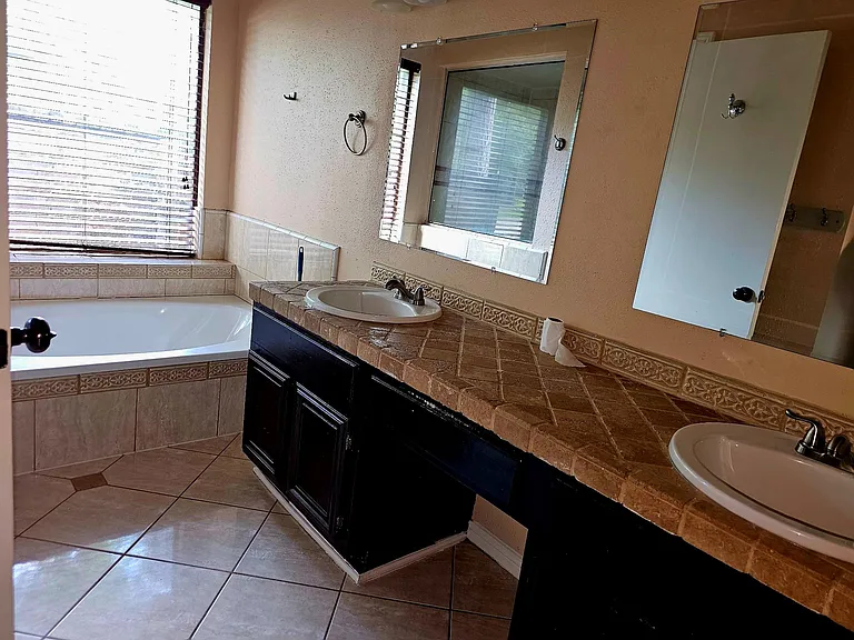 12110 Hedgedown Dr — Photo 2
