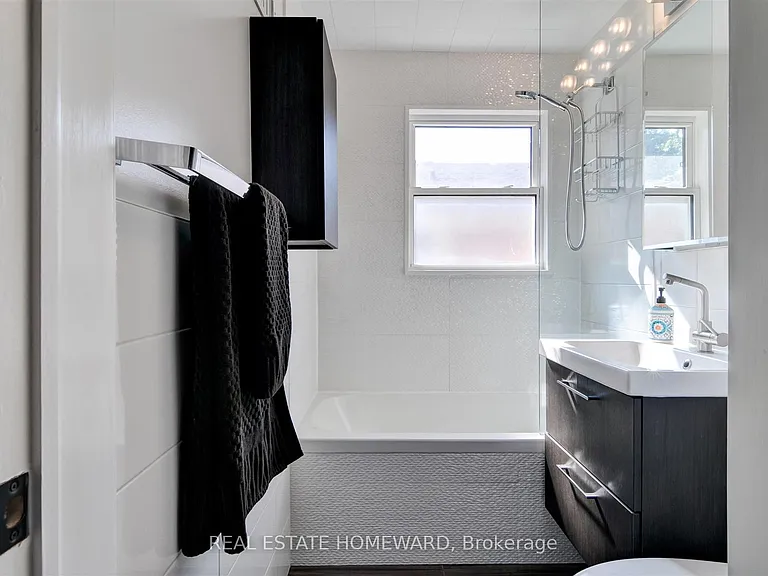 21 Love Cres #MAIN FLOOR — Photo 30