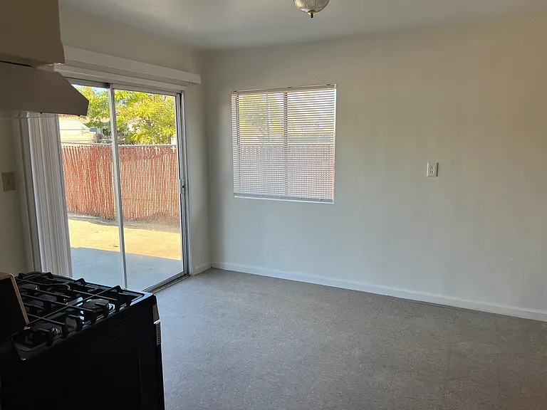 147 N Victoria Ave — Photo 6