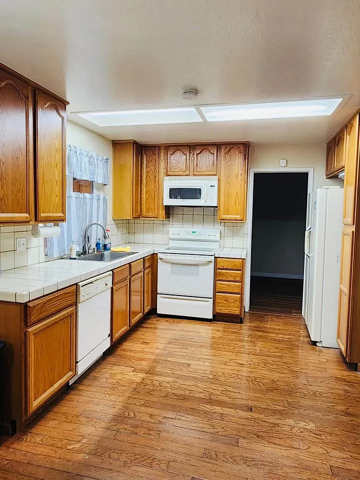 6 bed, 1890 sqft, $800 — Photo 4