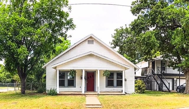 1st image of 224 W Doyle St
