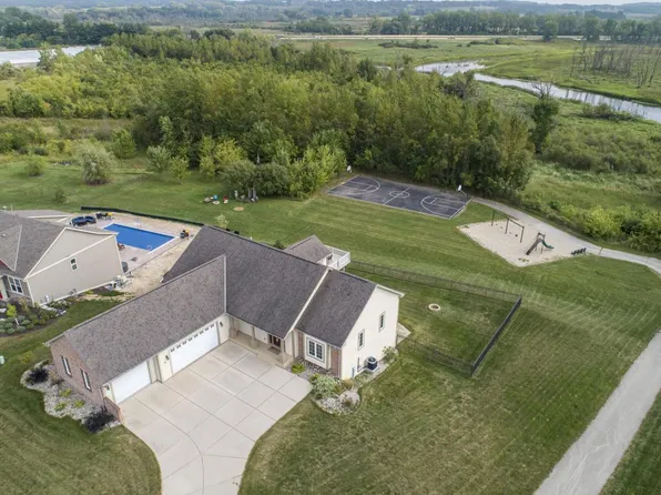 1603 Fox River RUN, Mukwonago, WI 53149