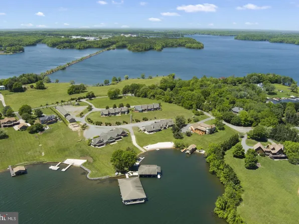 82 Tara Shores Ct, Bumpass, VA 23024