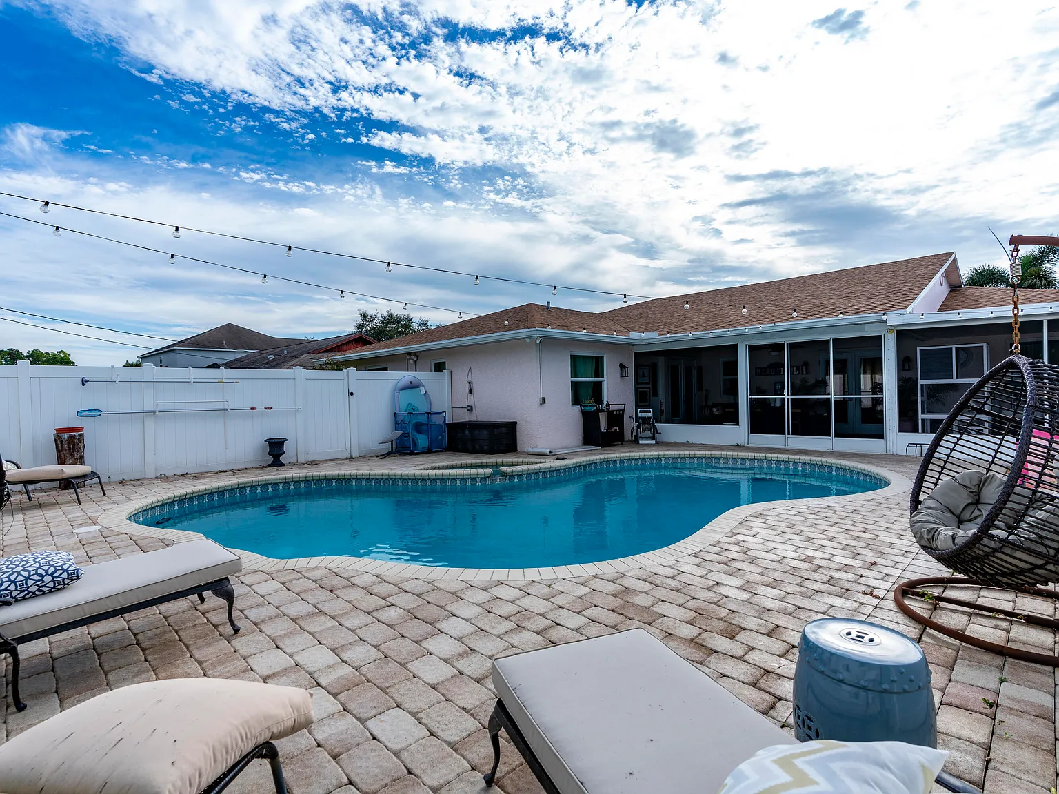 3 bed, 2.0 bath, 2210 sqft, $3,750 — Photo 2