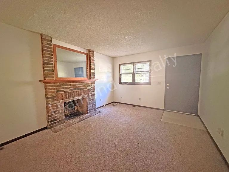 2750 N Howard Ave — Photo 5