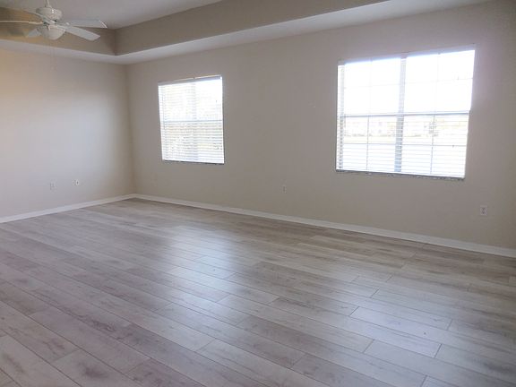 Spectacular treyed ceiling in open concept layout. Windows