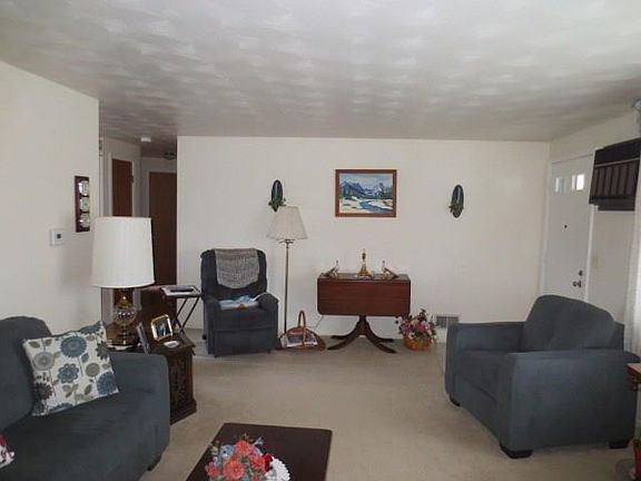 3rd image of 555 Grace Ave