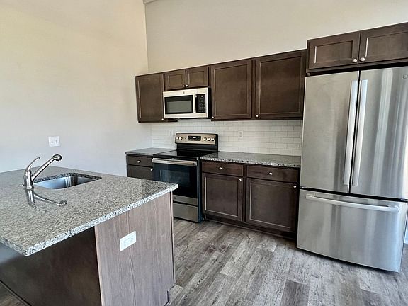 3rd image of 959 Wealthy St SE
