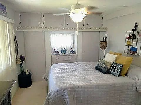 Master bedroom wi
Half bath 