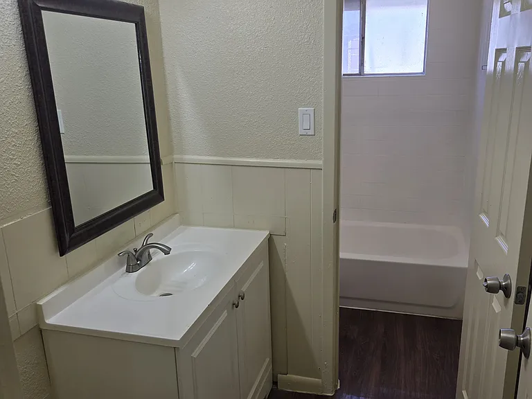 Alamo Apartments — Photo 25