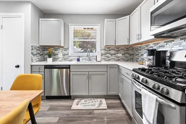 3 bed, 975 sqft, $7,900 — Photo 3