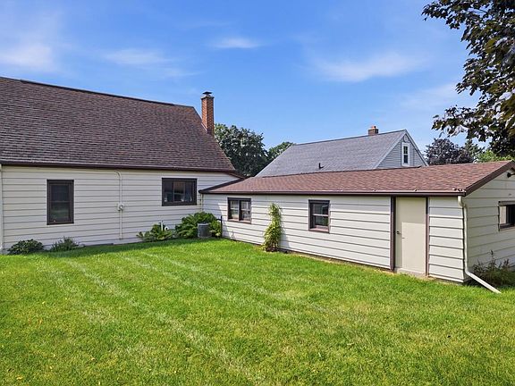 3rd image of 300 St Rose AVENUE