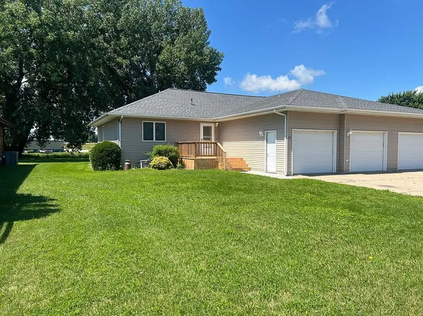 17 Plaza Dr, Clear Lake, IA 50428