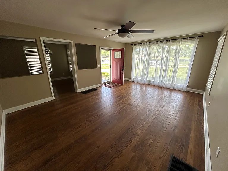 1210 Nashville St — Photo 2