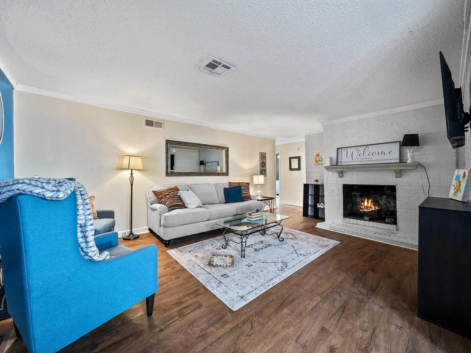 4 bed, 2.0 bath, 1252 sqft, $2,400 — Photo 2