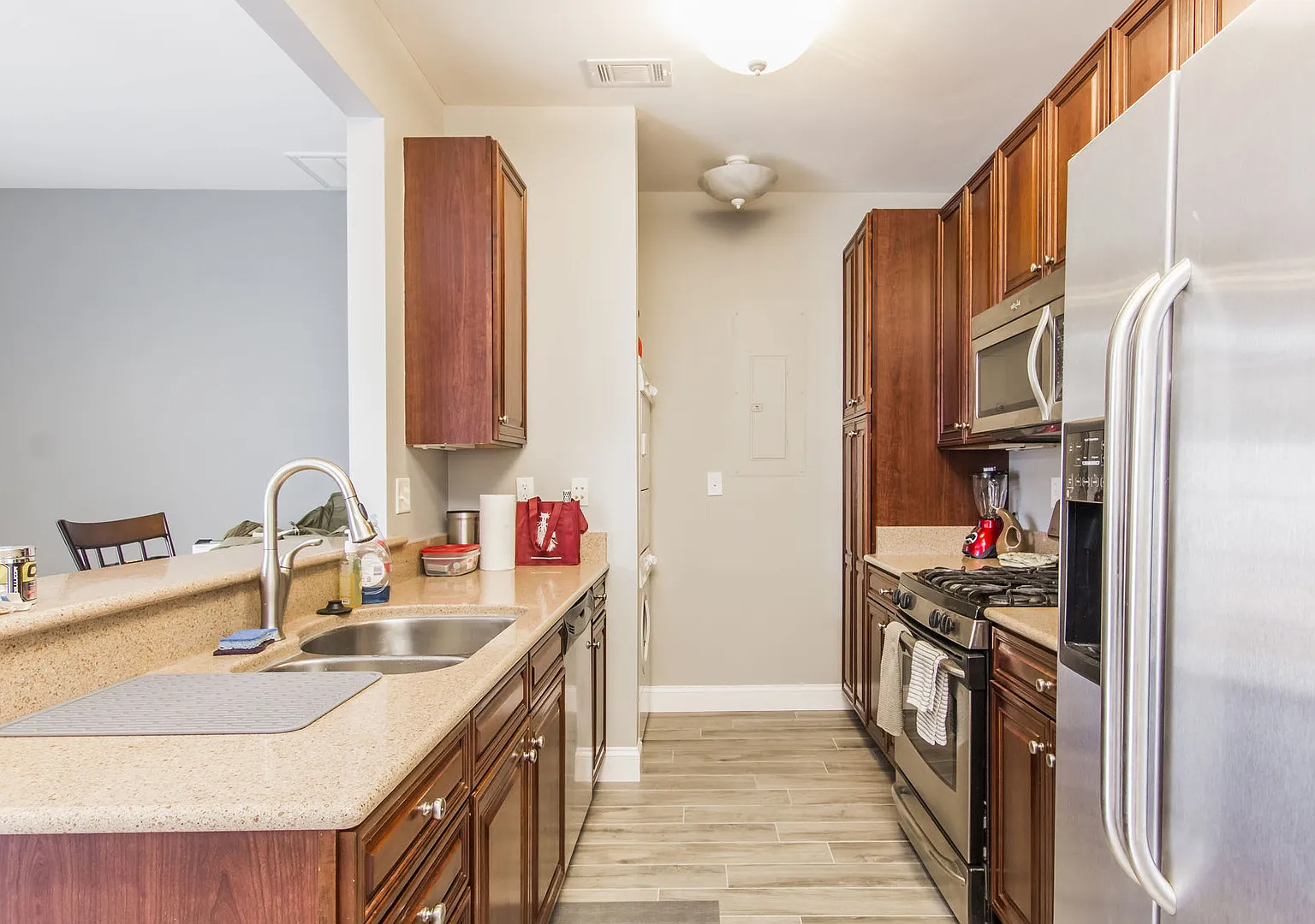 Charming Condo in Ridgely Manor — Photo 2