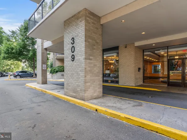 309 Yoakum Pkwy APT 215, Alexandria, VA 22304