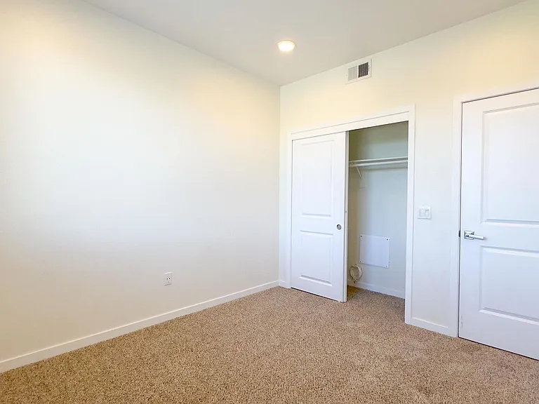 La Perla Apartments — Photo 32