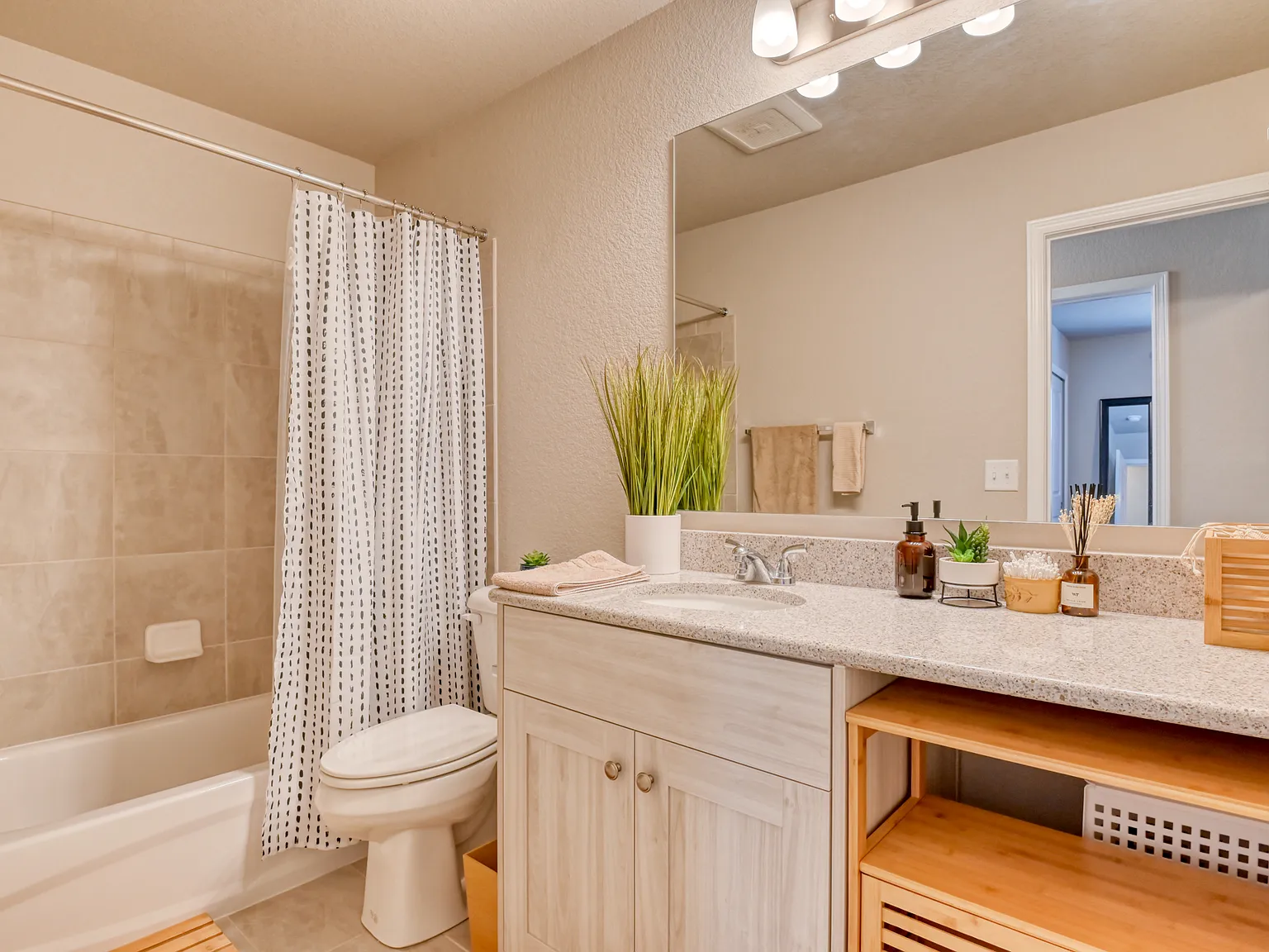 1 bed, 1.5 bath, 1762 sqft, $875 — Photo 2
