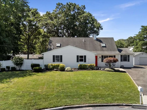 4 Spring Court, Port Jefferson Station, NY 11776