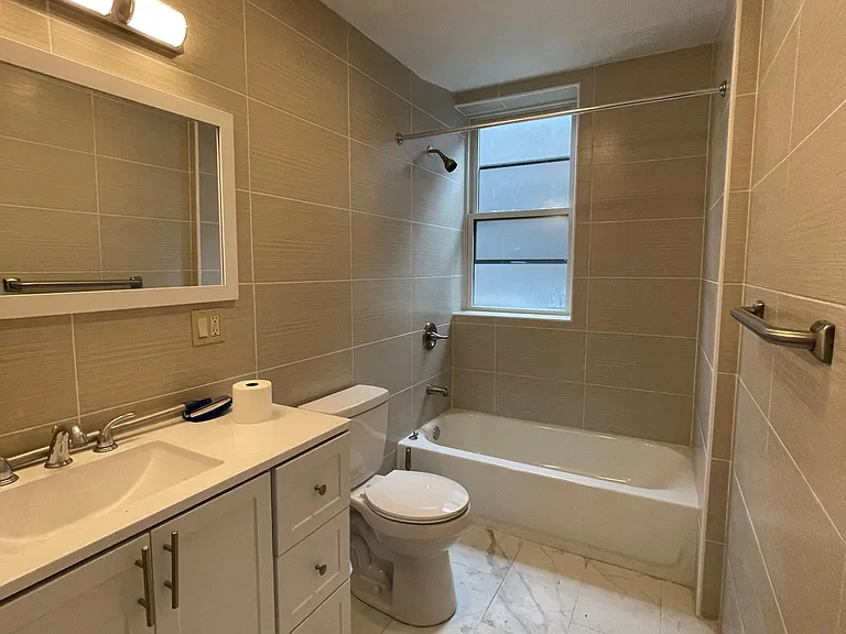 209 Van Braam St #5 — Photo 1