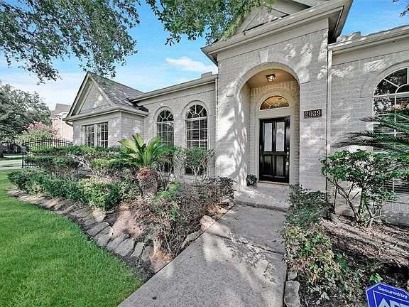 3rd image of 2039 Canyon Crest Dr