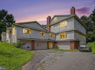 327 Blossom Hill Dr, Lancaster, PA 17601