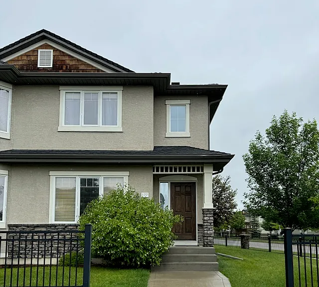 135 Ashworth Cres — Photo 1