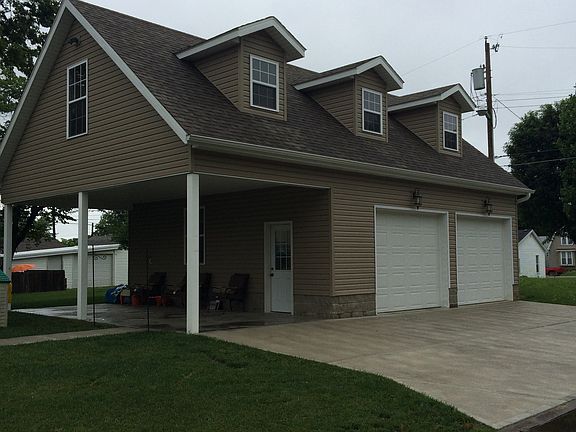 Detached garage w/apartment