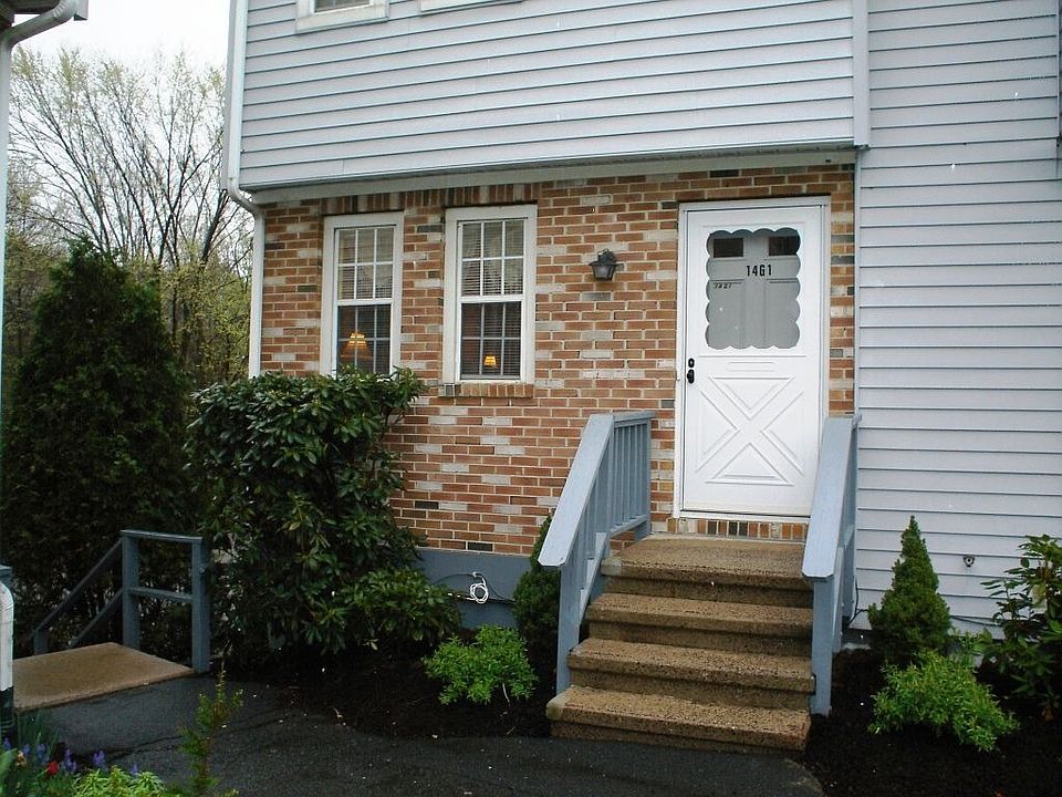 End unit townhouse w/ gar. & hw floors