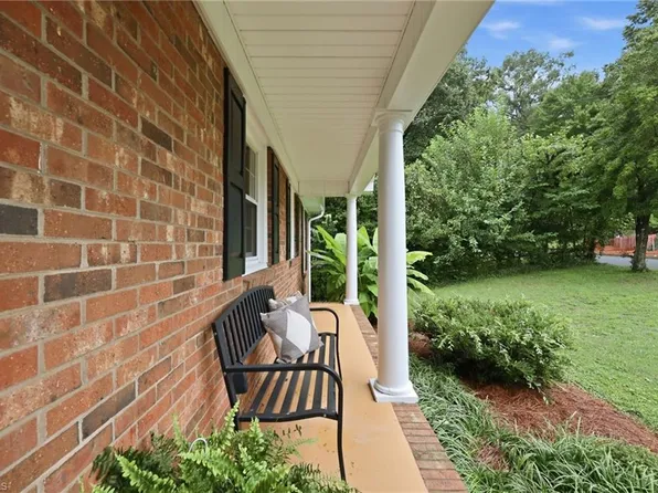 2772 Edinberg Dr, Winston Salem, NC 27103