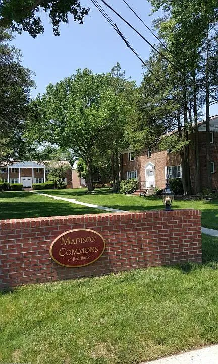 Front Entrance to Madison Commons at Red Bank