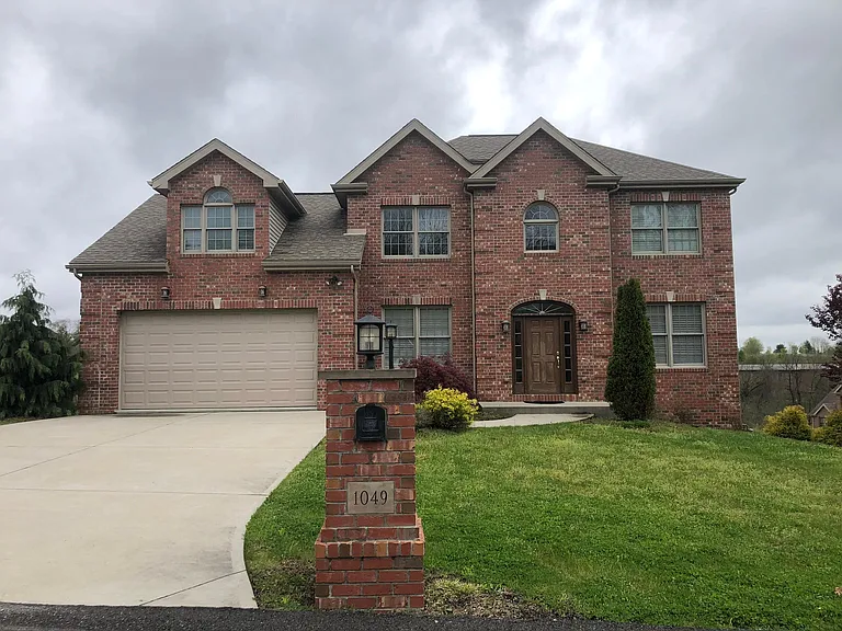 1049 Breezewood Dr — Photo 1