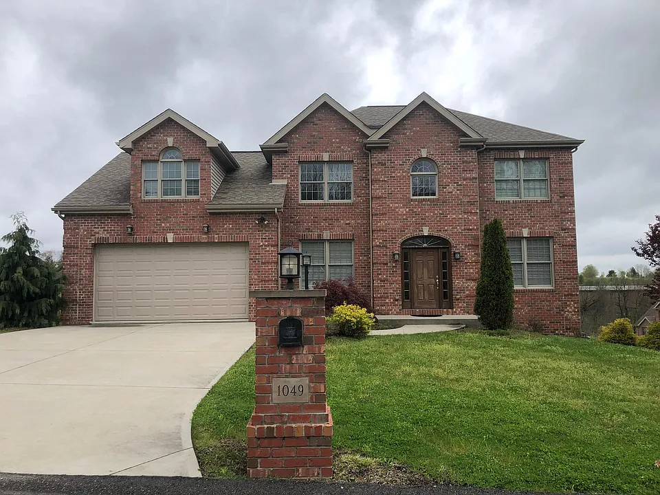 1049 Breezewood Dr