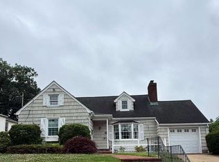 60 Highland Ave, Great Neck, NY 11021