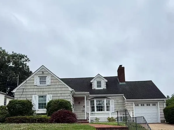 60 Highland Ave, Great Neck, NY 11021