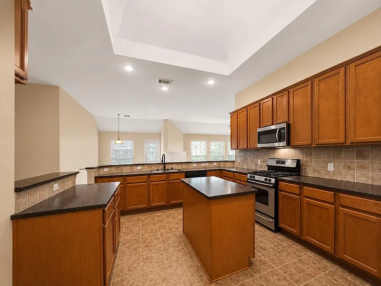 9010 Carriage Point Dr — Photo 5