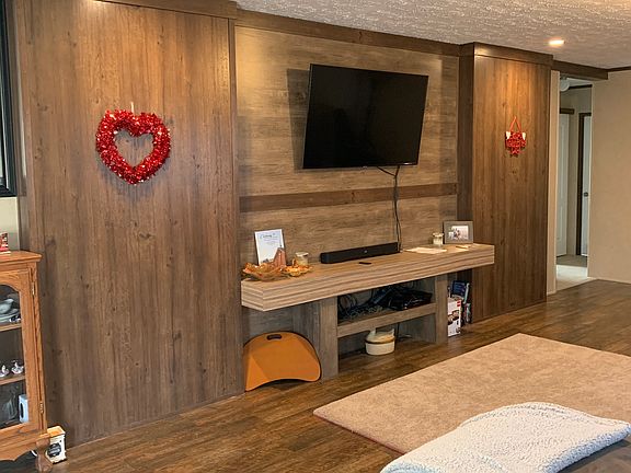 Built in entertainment ctr.