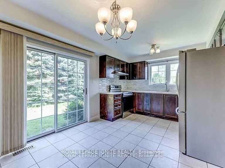 57 Armitage Cres — Photo 12