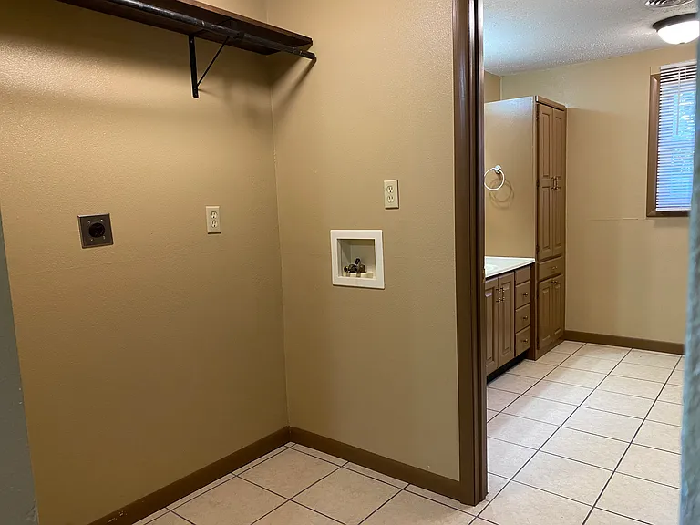208 E Maiden Ln — Photo 15