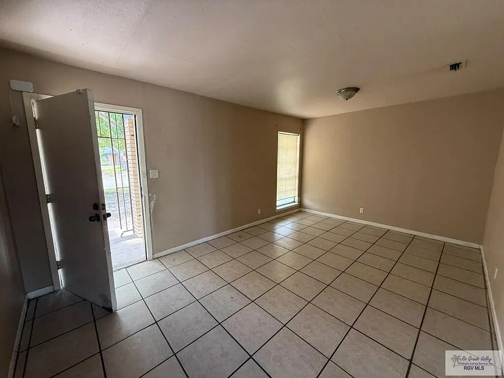 3 bed, 3.0 bath, 1472 sqft, $1,700 — Photo 2