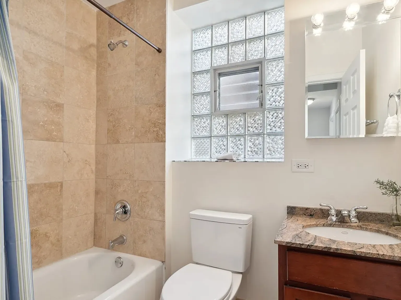 2 bed, 950 sqft, $3,000 — Photo 3