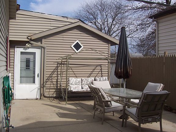 Side yard patio