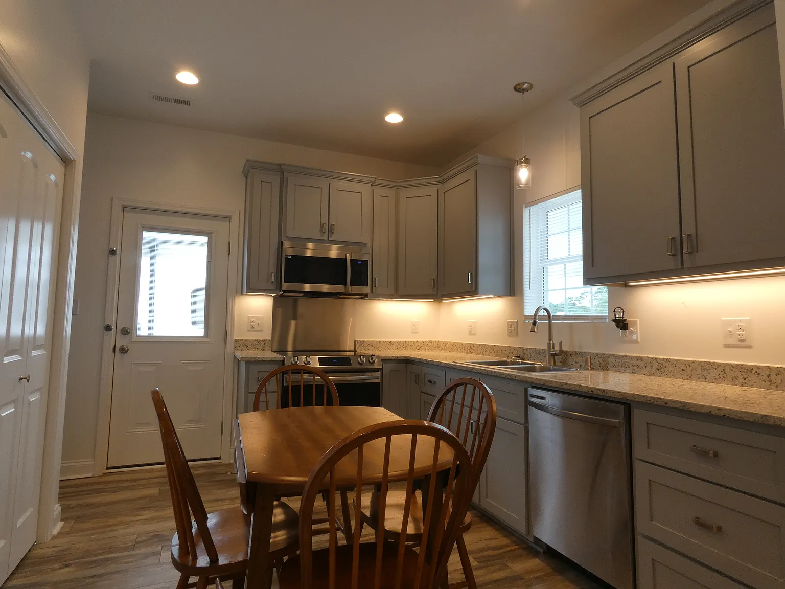 2 bed, 800 sqft, $1,250 — Photo 4