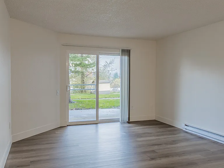 Madera Court Apartments - Troutdale Oregon - Living Room