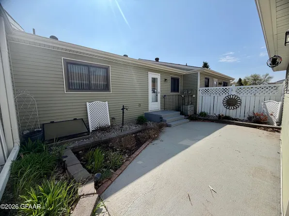 2120 14th Ave NW, East Grand Forks, MN 56721