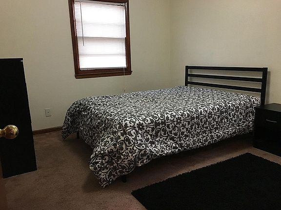 Bedroom with queen size bed