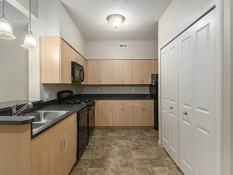 Lynbrook Apartments and Townhomes — Photo 14