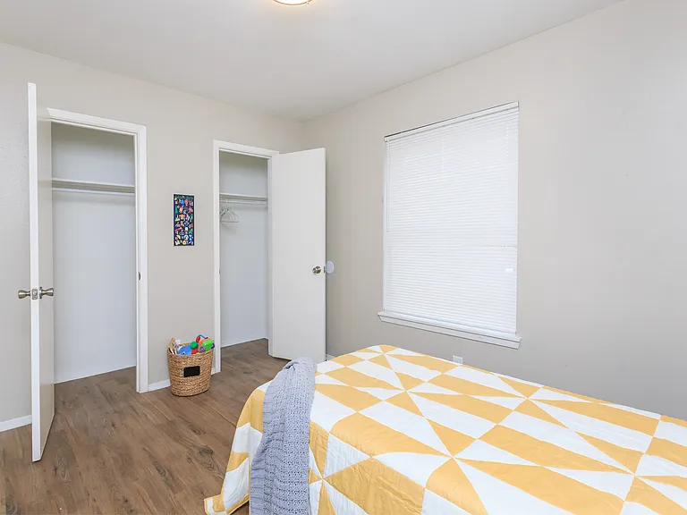 2 Bed / 1 Bath bedroom