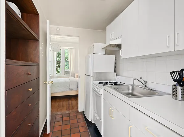 133 Manhattan Avenue image 16 of 20